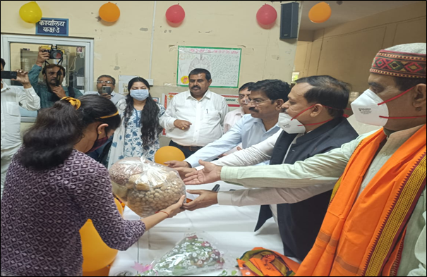 Hon’ble MP Shri Ramesh Awasthi distributed food baskets to 40 TB patients at Kanpur, Uttar Pradesh